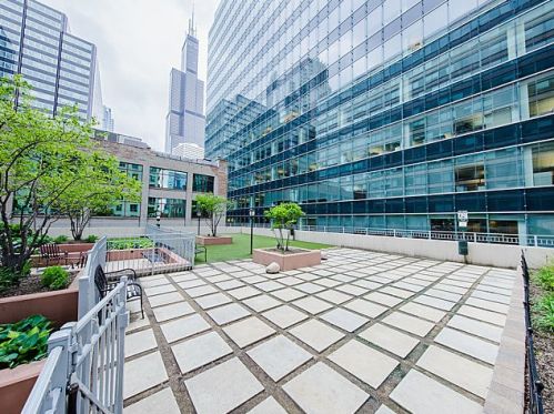 125 Jefferson St, Chicago IL  60661-3609 exterior