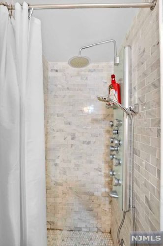 305 Williams Ct, Edgewater NJ 07020-1613 exterior