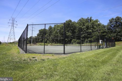 7458 Gadsby Sq, Alexandria VA 22315-5288 exterior