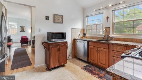 9208 Frst Hvn Dr, Alexandria VA 22309-3216 exterior