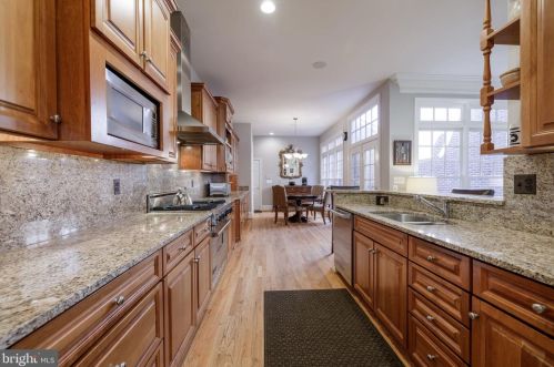 1456 Harvest Xing Dr, Mc Lean VA 22101-5651 exterior