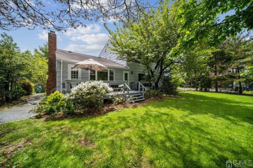 4 Bluebird Ct, Edison, NJ 08820-3677