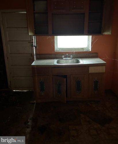 4446 4 St, Philadelphia PA 19133-3105 exterior