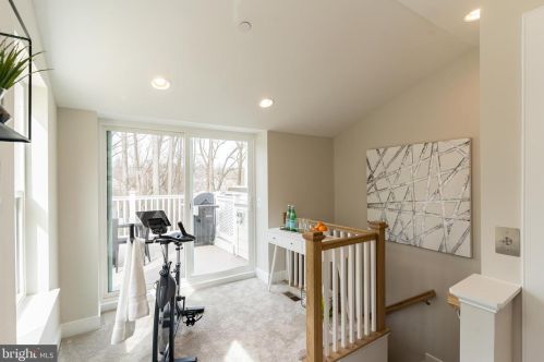 10272 Grosvenor Pl, Rockville MD 20852 exterior