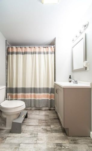 166 Giddings Ave, Windsor CT 06095-3744 exterior