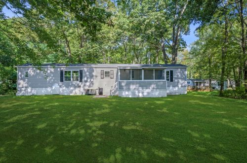 54 Brown Ave, Seabrook NH 03874-5605 exterior