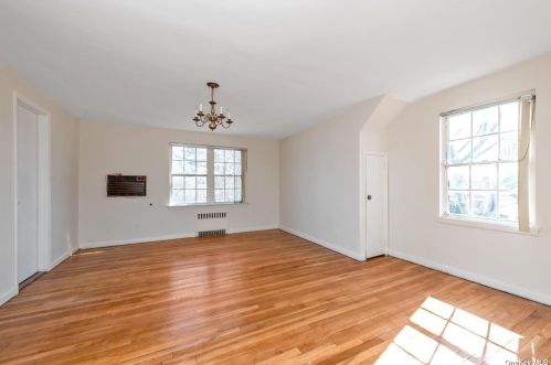 1081 Chestnut St, Valley Stream NY  11580-2157 exterior