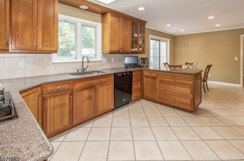 10 Marion Ln, Scotch Plains NJ 07076-2925 exterior