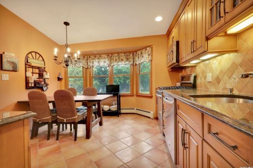 6 Cason Dr, Commack NY 11725-1909 exterior