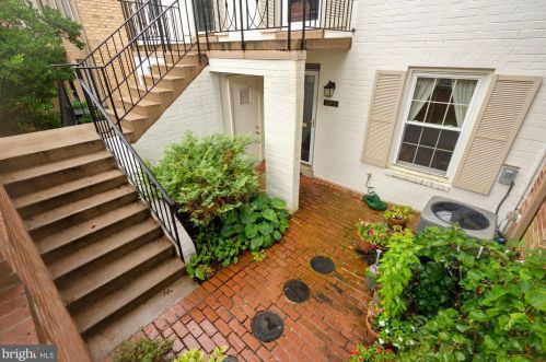 3287 Sutton Pl, Washington, DC 20016-7548