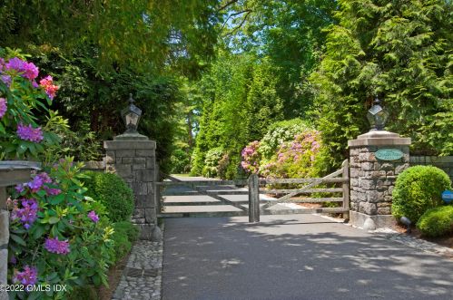 33 Mdw Wood Dr, Greenwich CT 06830-7023 exterior