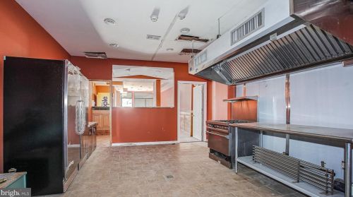 6215 Market St, Philadelphia PA 19139-2923 exterior