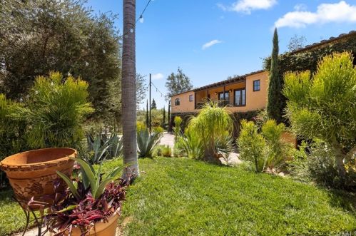 1028 Crestview Dr, Fullerton CA 92833-2203 exterior