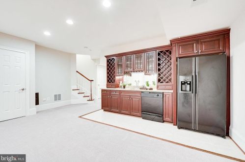 1402 Harvest Xing Dr, Mc Lean VA 22101-5650 exterior