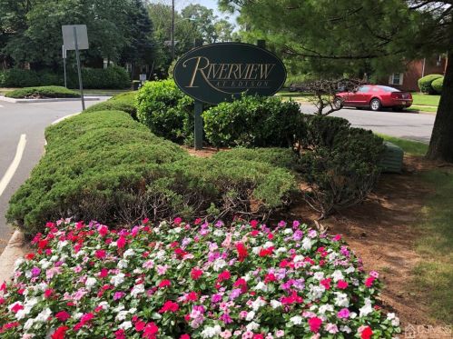 21 York Dr, Edison NJ  08817-4909 exterior