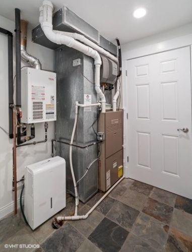 4425 Damen Ave, Chicago IL 60625-1701 exterior