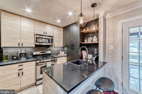 5637 Fenwick Dr, Alexandria VA 22303-1524 exterior