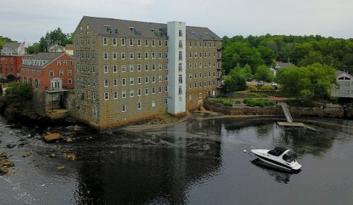 6 Bay Rd, Newmarket NH 03857-1702 exterior