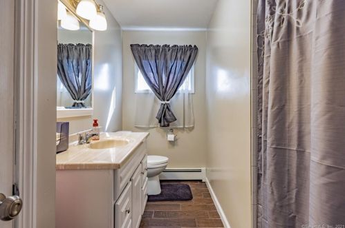 104 Brewster Rd, Enfield CT 06082-4104 exterior