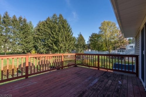 5 Hillside Dr, Clinton NJ 08809-1213 exterior