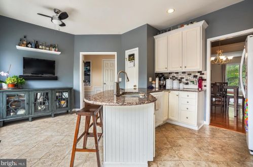 6114 Manchester Park Cir, Alexandria VA  22310-4948 exterior