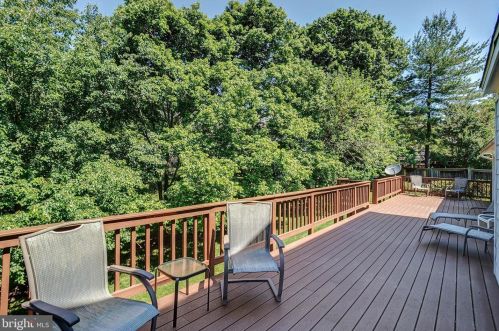 9400 Fox Hollow Dr, Rockville MD 20854-2083 exterior