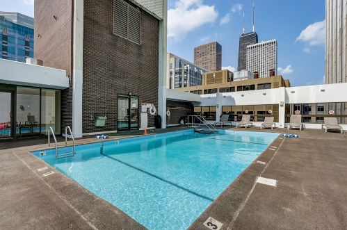 230 Ontario St, Chicago IL  60611-3605 exterior