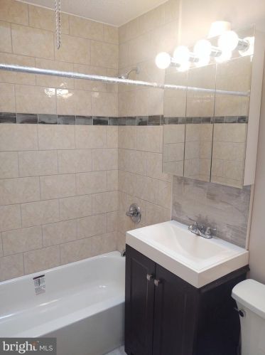 6658 Erdrick St, Philadelphia PA 19135-1604 exterior