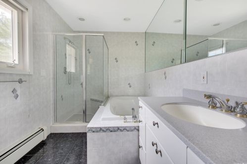 31 Lucille Ln, Huntington Station NY 11746-5810 exterior