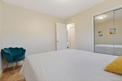 4191 Monroe St, Dearborn Heights MI  48125-2516 exterior