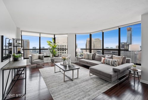 405 Wabash Ave, Chicago IL  60605-1208 exterior