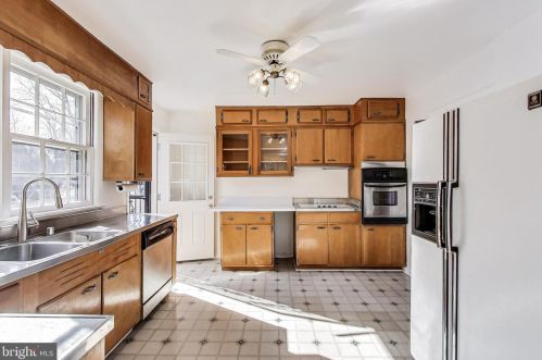 1101 Morningside Ln, Alexandria VA 22308-1042 exterior