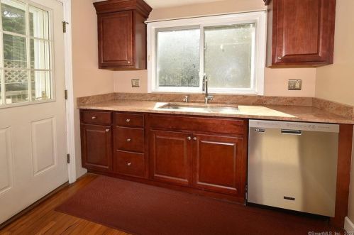 5 Sword Ave, Enfield CT 06082-1819 exterior