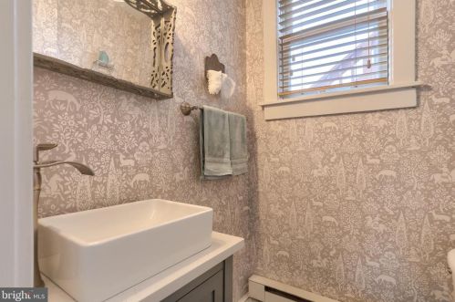 273 Main St, Hummelstown PA 17036-1721 exterior