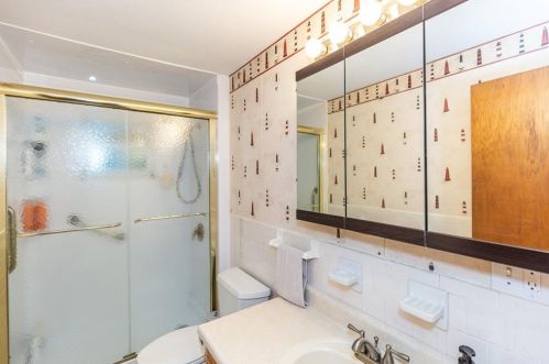 228 Grandview Ave, Woonsocket RI 02895-2752 exterior