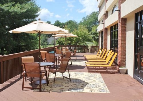 61 Campus Rd, Peekskill NY 10566-2550 exterior