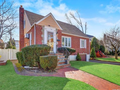 9 Garland Ln, Valley Stream, NY 11581-1723