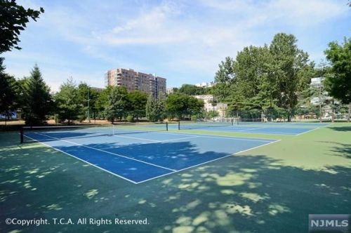 102 Adams Ct, Edgewater NJ 07020-1654 exterior