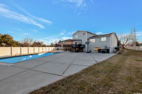 7529 Springbrook Dr, Taylorsville UT 84084-3654 exterior