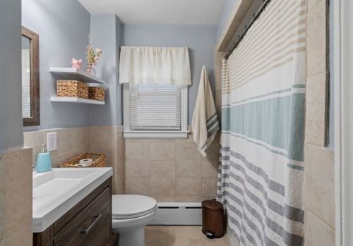 4 Ludington Rd, Worcester MA 01602-3223 exterior