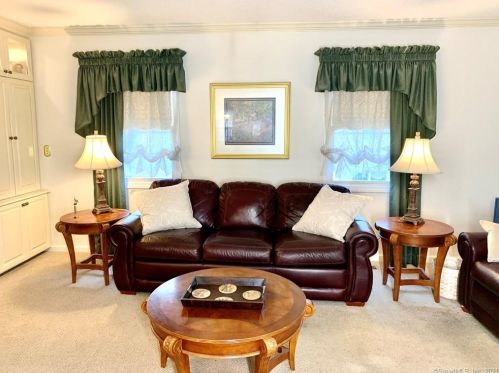 71 Summit Cmns, Derby, CT