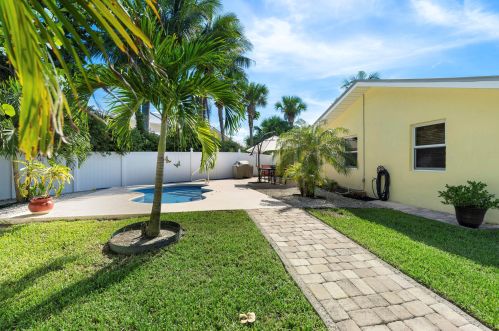 1602 Thumb Pt Dr, Fort Pierce FL 34949-3569 exterior