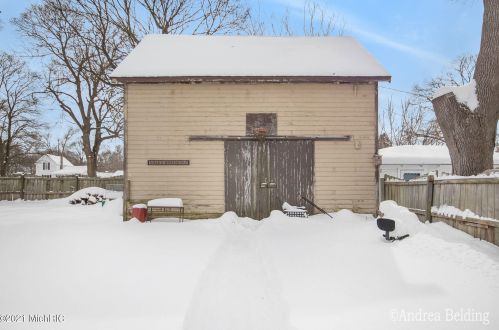 211 Liberty St, Belding MI 48809-1733 exterior