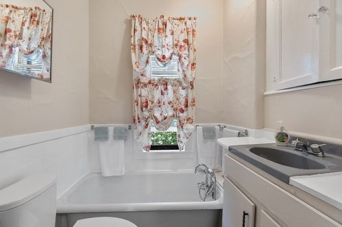 30 Clement Ave, Peabody MA 01960-6107 exterior