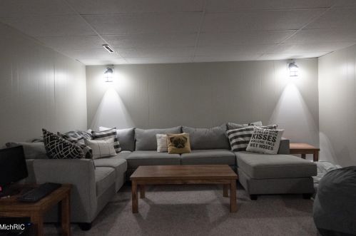 1154 Cadillac Dr, Meskegon MI 49445-1917 exterior