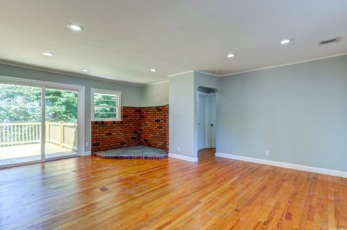 27 Roxbury St, Huntington Station, NY 11746-3931