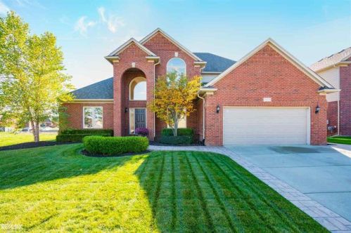 19470 Hamlin Lake Dr, Macomb Township, MI 48044-4250