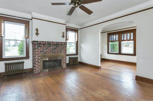 37 Wall Ave, Valhalla NY 10595-1745 exterior