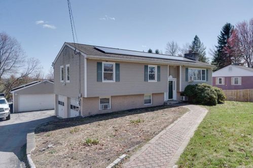 20 Robin Hill Dr, Poughkeepsie, NY 12603-4306