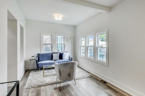 2830 Barry Ave, Chicago IL  60618-7016 exterior